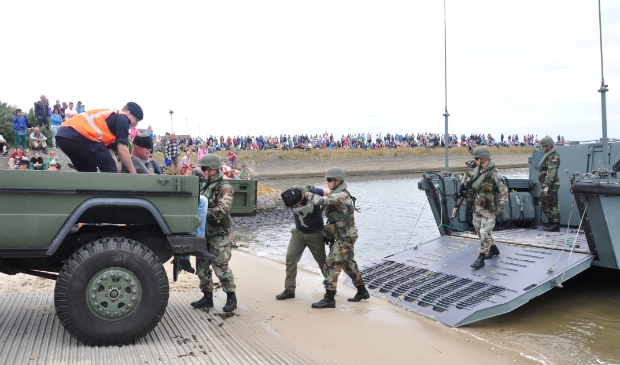Demonstratie van de mariniers tijdens een open dag op de Mok.