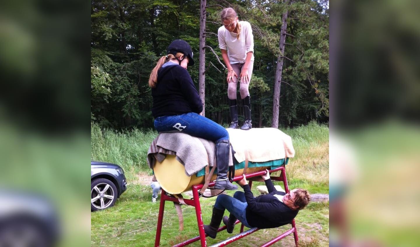 Oefening op een nagemaakt paard Voltige. (Foto Tessa van Daalen)