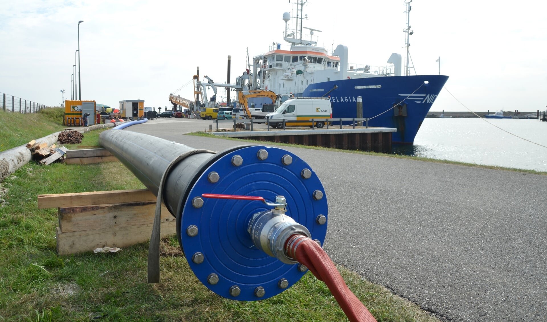 De NIOZ-haven waar laatst nog druk aan de zinkerleiding van PWN werd gewerkt.