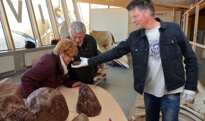 Bioloog Pierre Bonnet van Ecomare laat bezoekers ruiken aan ambergris.