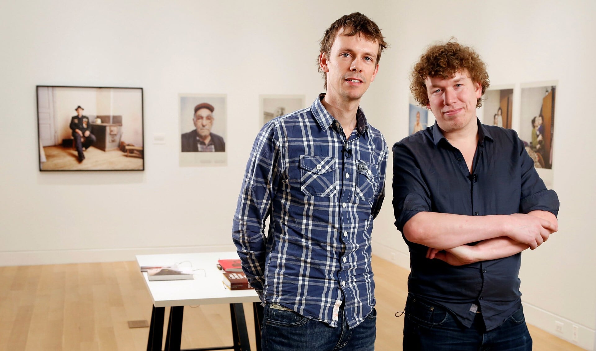 Arnold van Bruggen uit Den Hoorn (rechts) en fotograaf Rob Hornstra bij een eerdere expositie van het 'Sochi-Project'. 