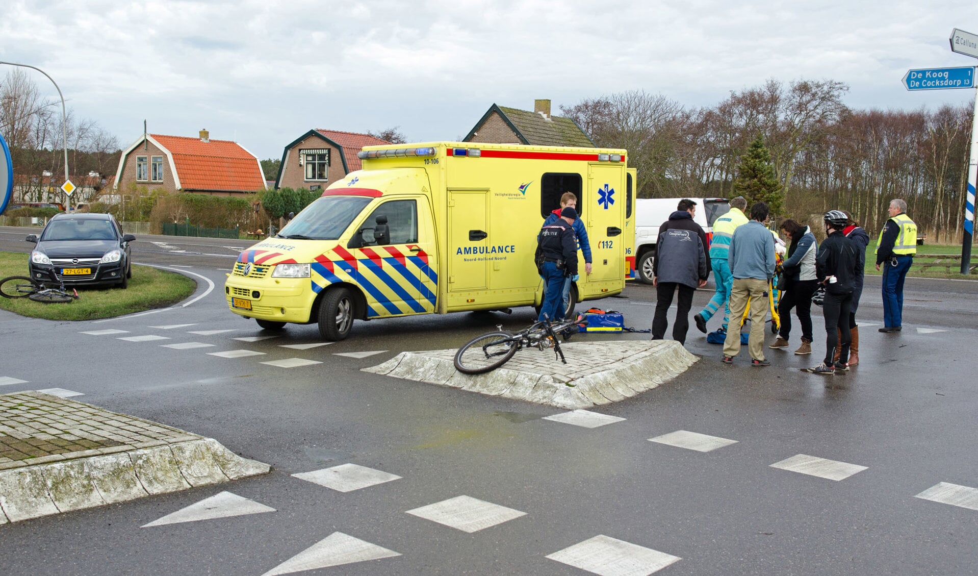 De ambulance verleent hulp aan de gewonde fietser. Foto Marcel Winter/Texelphoto.nl