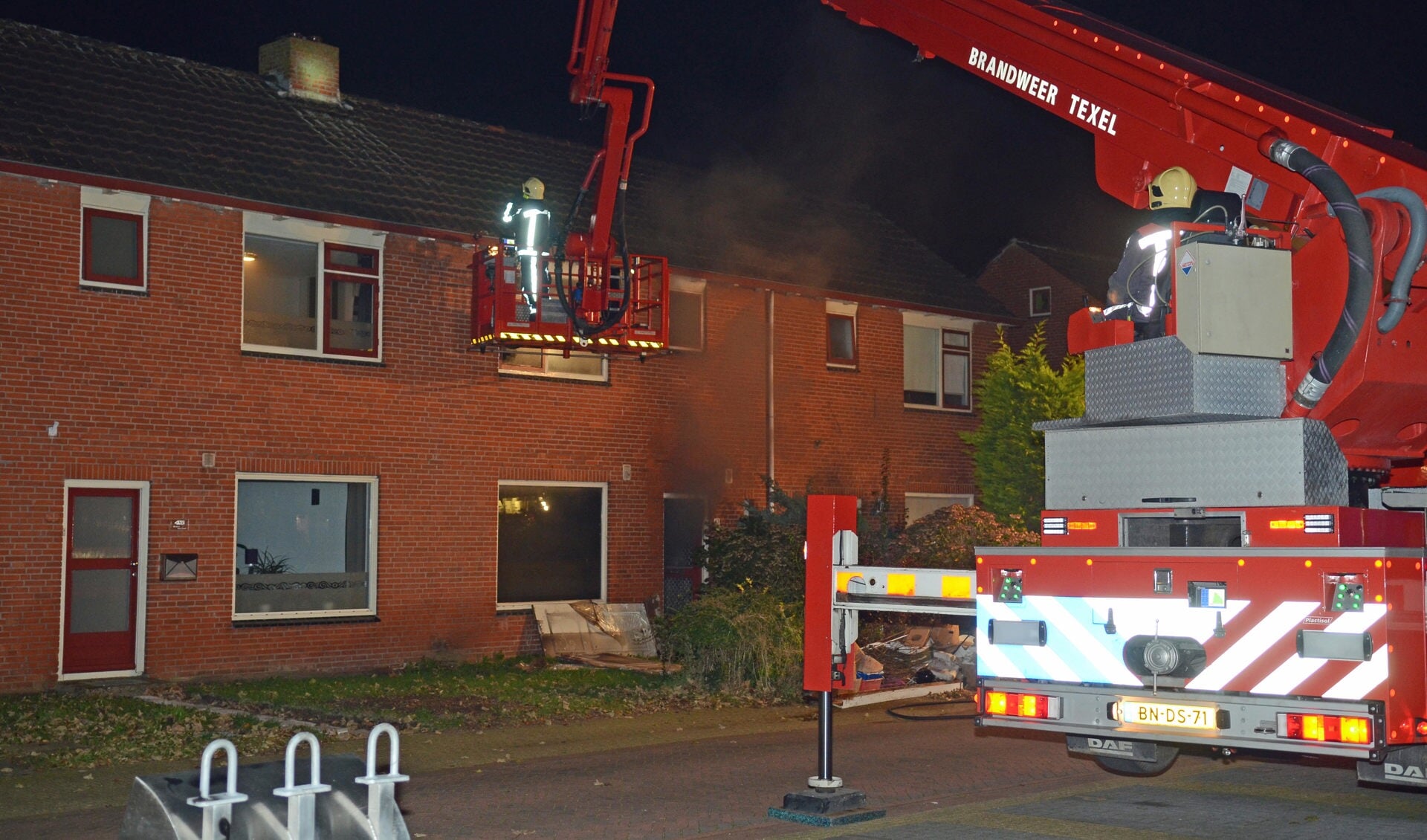 De woning kwam tijdens de brand vol rook te staan. (foto Texelphoto).