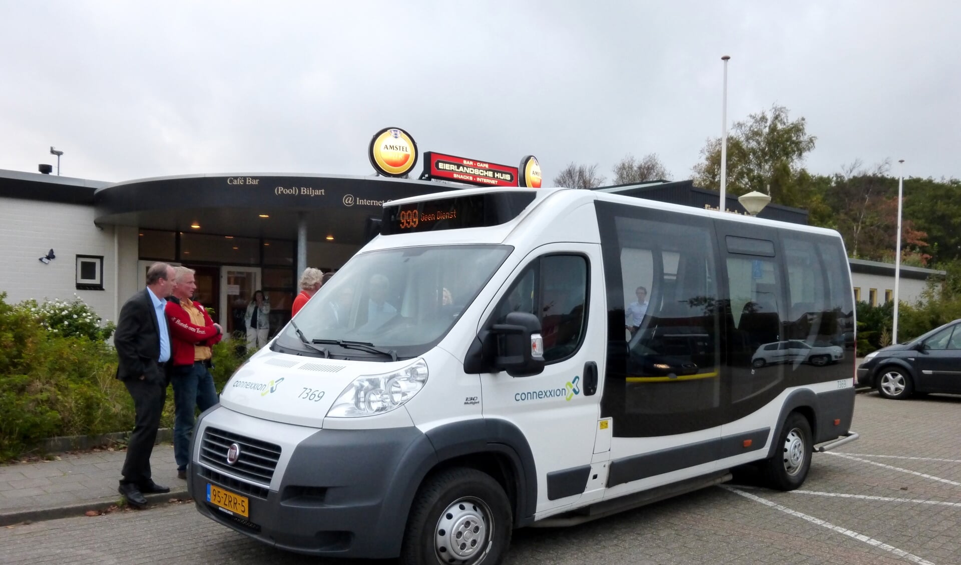Van dit type busje, met plaats voor acht personen, inclusief een rolstoel of booster, gaan er vier op Texel rijden. 
