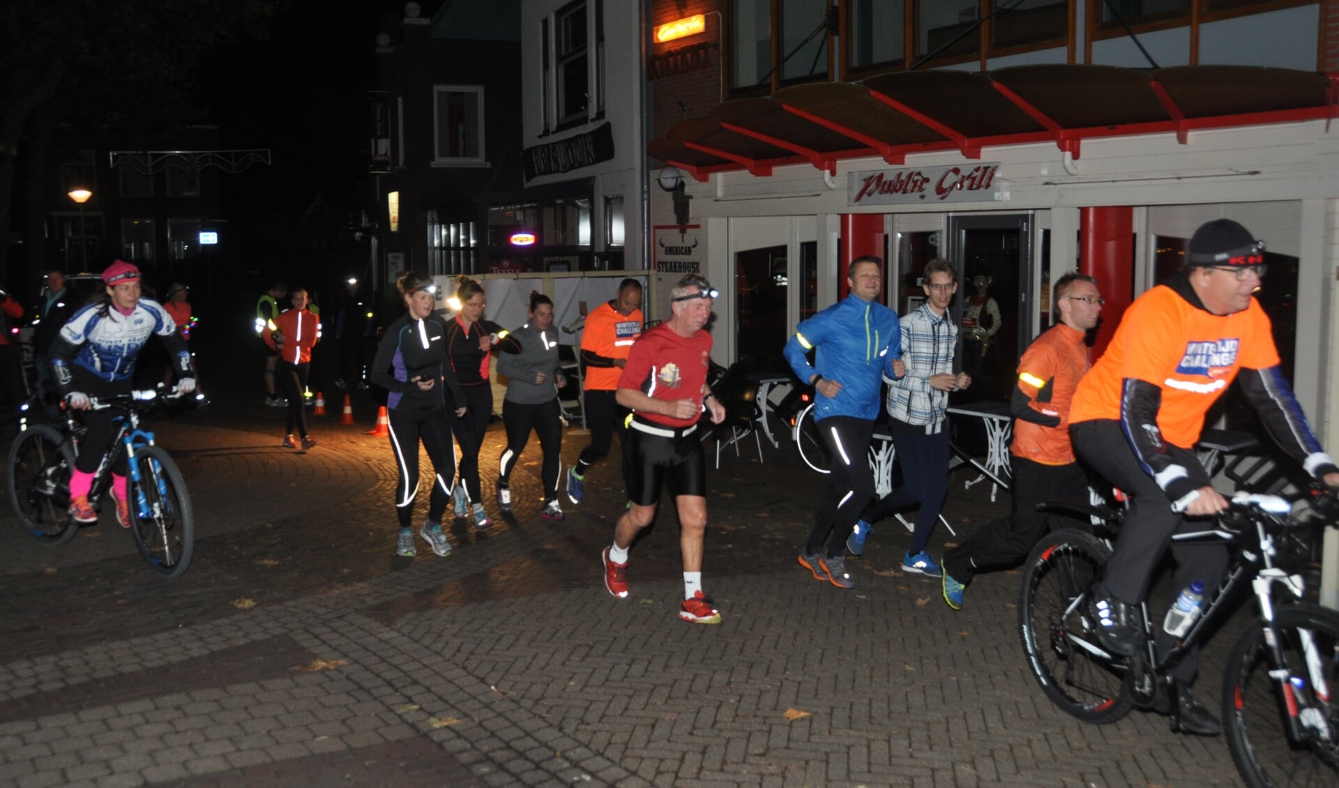 Ongeveer 75 mensen hebben in de nacht van zaterdag op zondag meegedaan aan de derde Wintertijd Challenge Texel. De deelnemers liepen of fietsten 10 of 16 kilometer van café De Slock naar camping De Bremakker. 