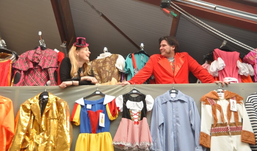 Neeltje en Ted Bagchus in hun loods aan de Nollekoog in De Koog