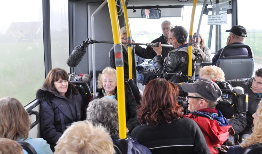 Er wordt gefilmd in de bus naar de boot.
