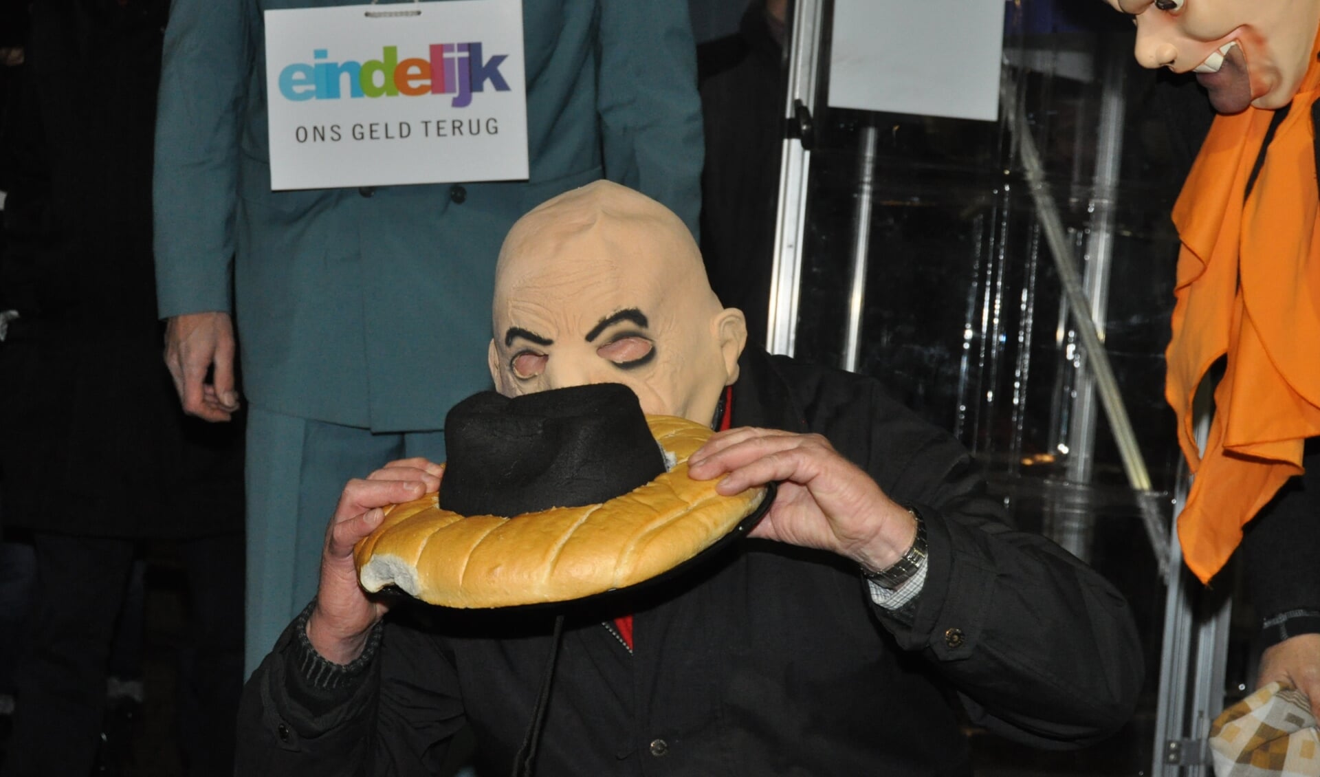 Nadat al het geld van Landsbanki terug is uit IJsland komt Gerbrand Poster zijn belofte na en eet alsnog zijn hoed op. Hij is wel taai.