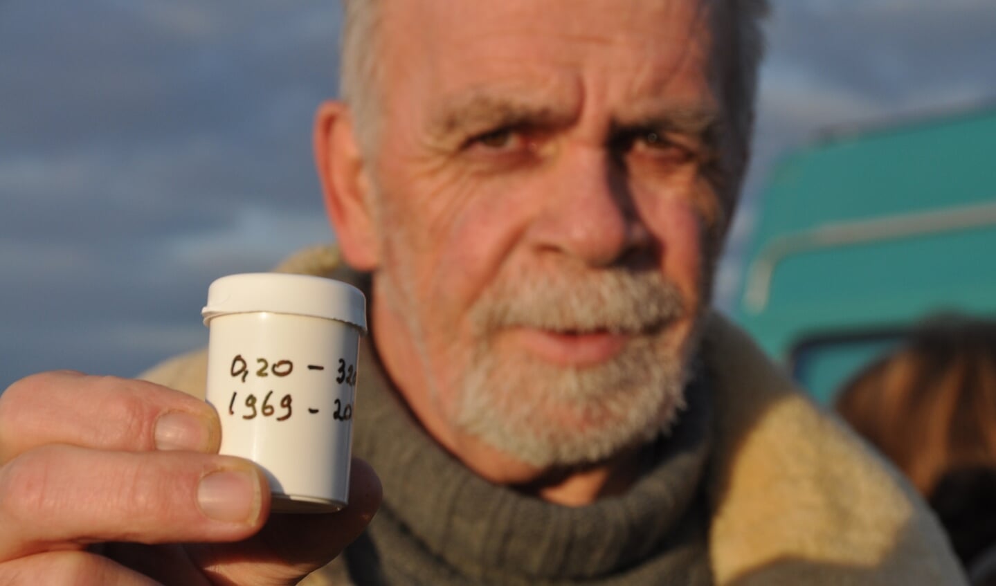 Droevenement-organisator Gerard Velu deelde flesjes slootwater uit, met daarin 320 microgram ammoniak per liter. 