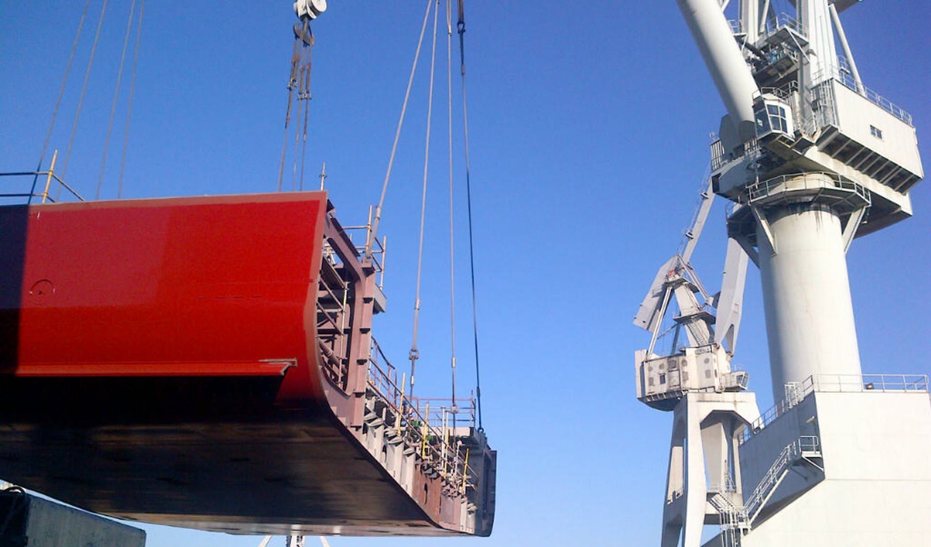 Het 100 ton wegende eerste blok van de kiel van de nieuwe veerboot van TESO wordt op z'n plek gehesen. 