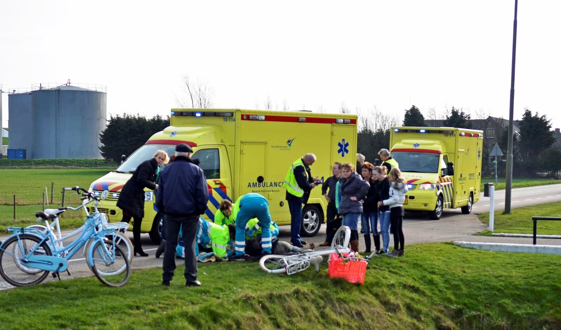 Hulpverleners ontfermen zich over het gewonde meisje. (Foto TexelPhoto)