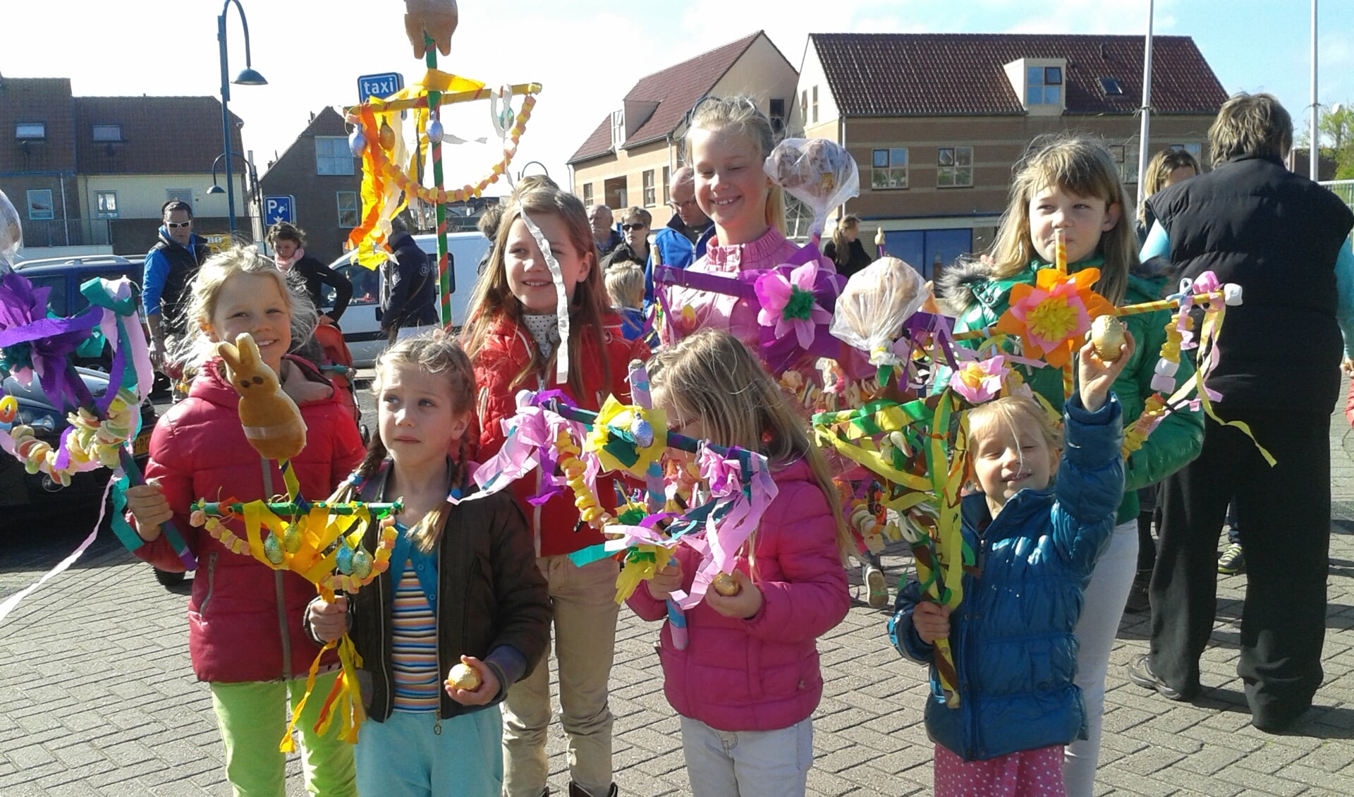 In totaal deden zo'n 25 kinderen mee aan de Palmpasenoptocht in De Koog. Foto Theresia Veldman