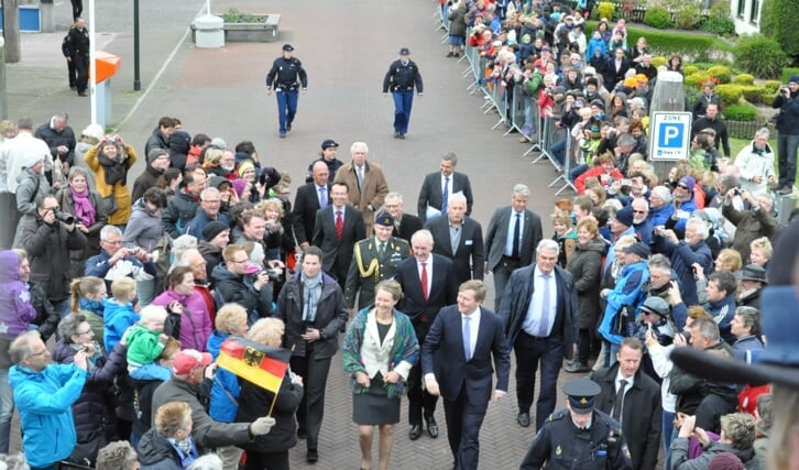 Veel belangstelling voor de wandeling van koning Willem-Alexander in Oudeschild.