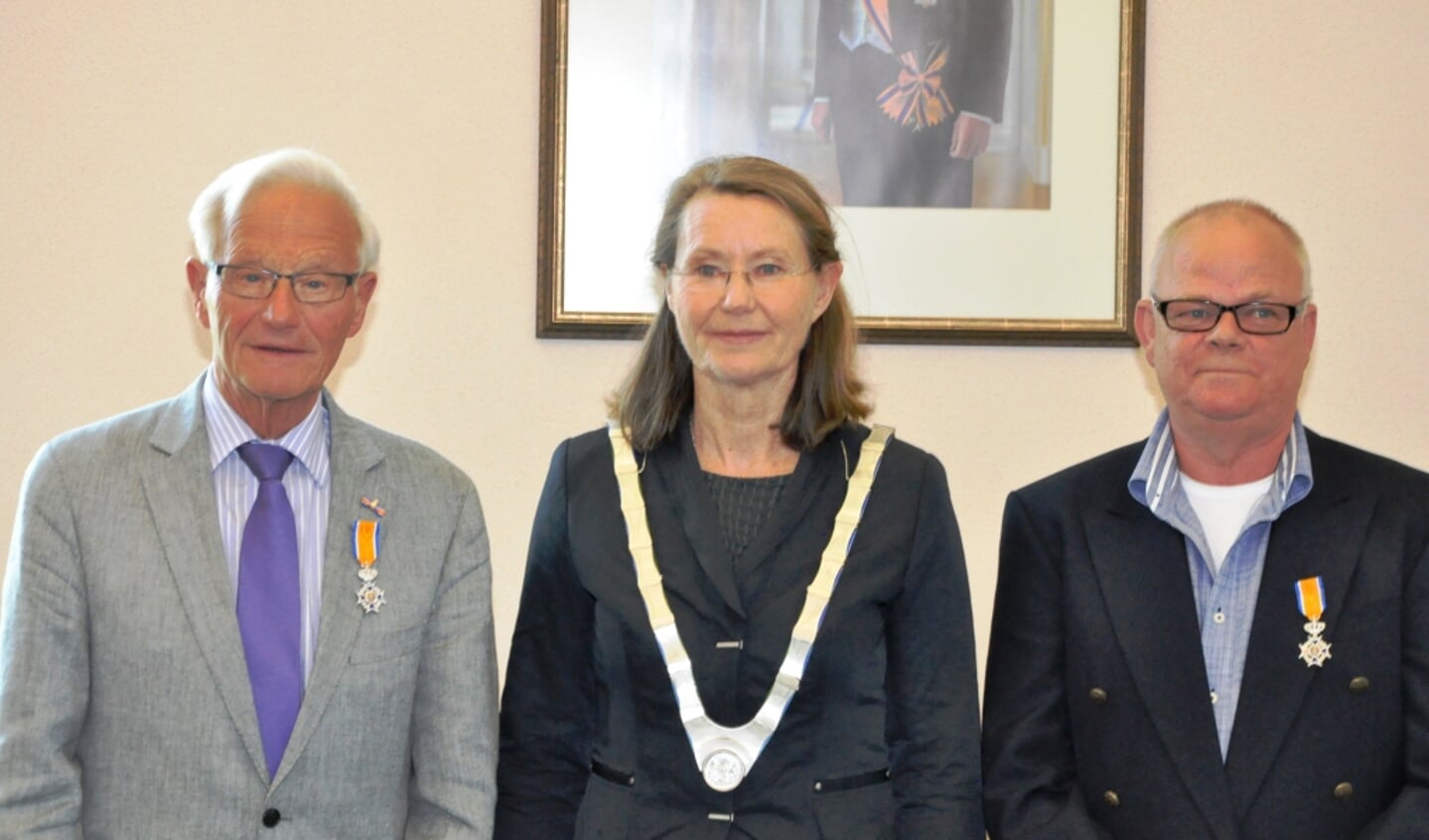 Burgemeester Giskes met Wout Stam en Aad van Heerwaarden.
