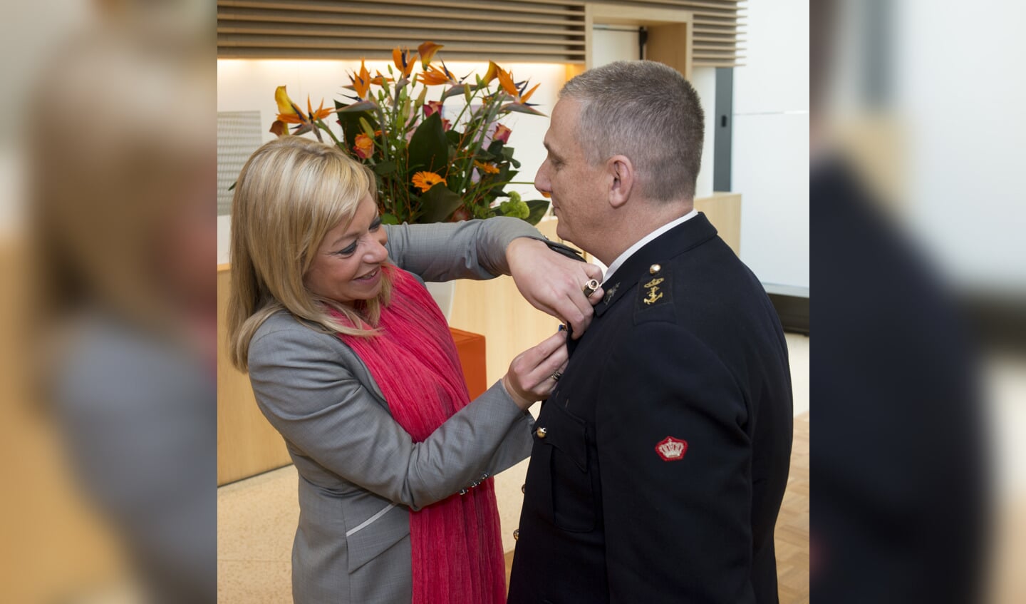 Martin van Daalen kreeg een lintje van minister Hennis van Defensie. (Foto Ministerie van Defensie)