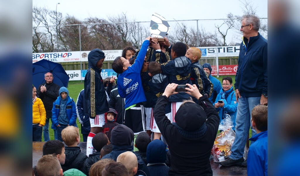 Ajax won het pupillentoernooi in De Koog (foto: Menno Heijn).