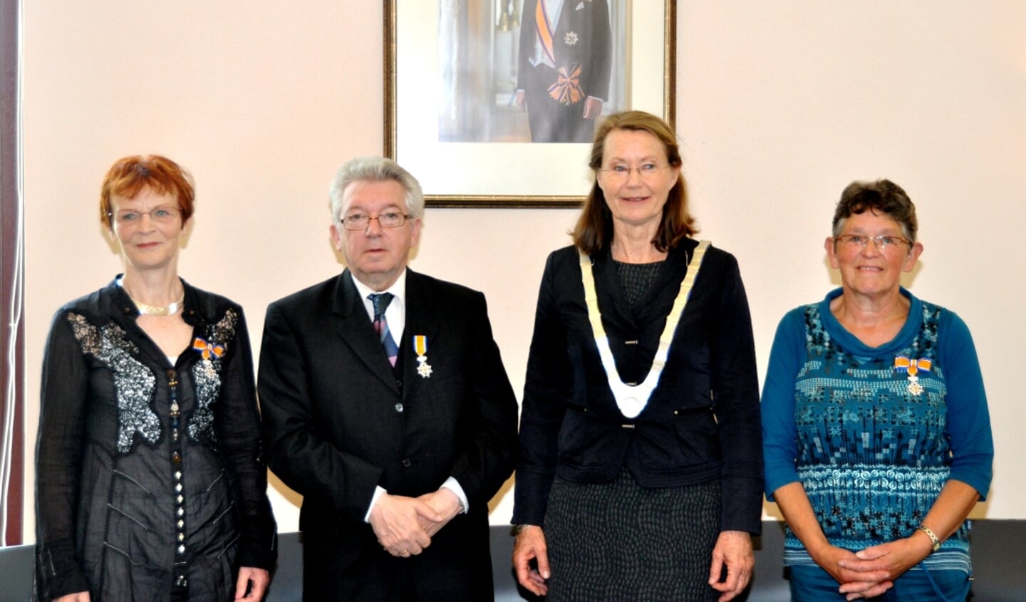 Burgemeester Giskes met Jenneke Wassink, Frans Visman en Tiny Smit.