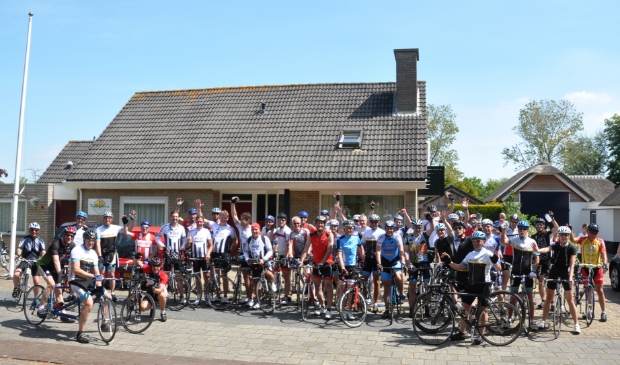 <p>Deelnemers van de Johnny Rep Ronde van Texel bij het Tesselhuus.</p>