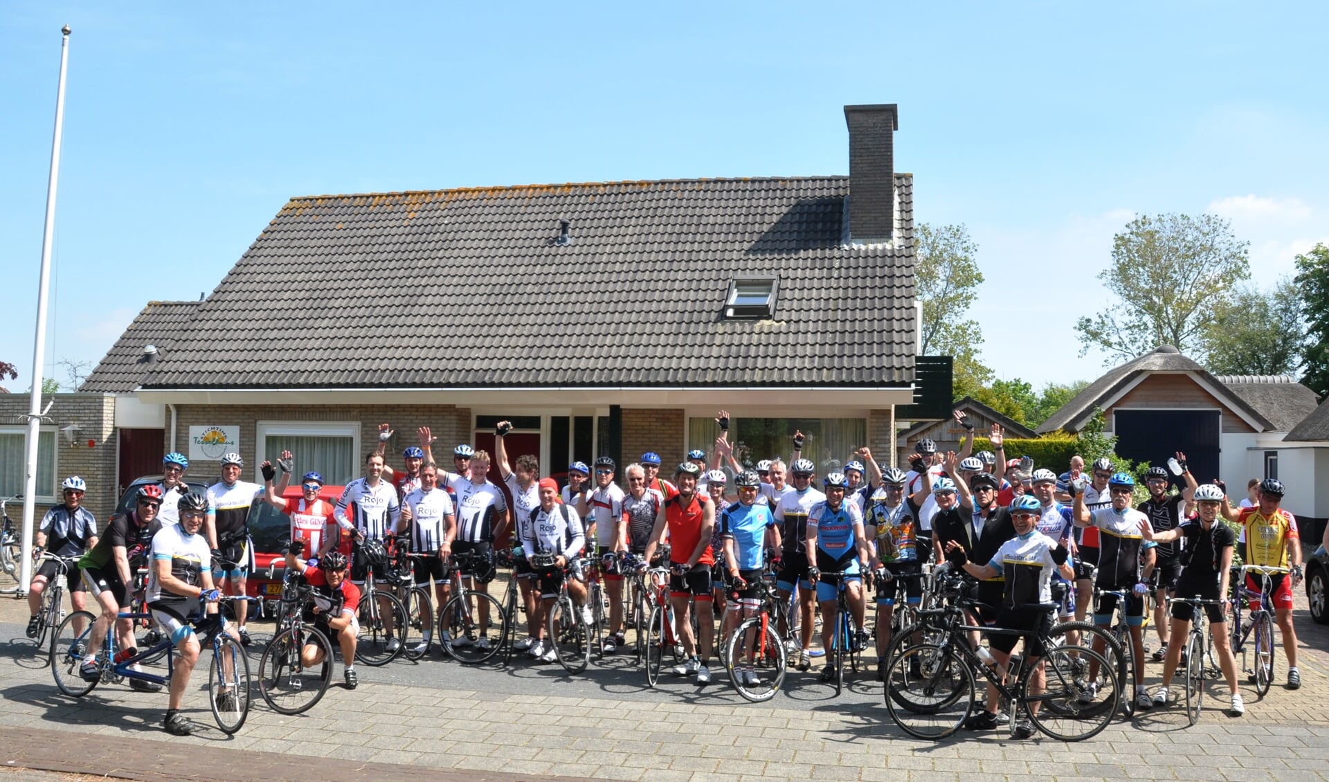 Deelnemers van de Johnny Rep Ronde van Texel bij het Tesselhuus.