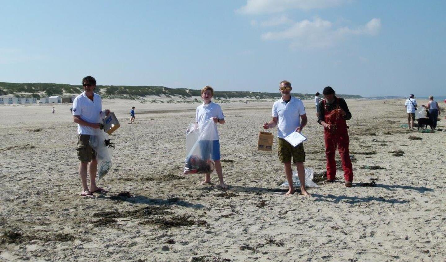 Jutter Maarten Boon opende zaterdag de strandschoonmaakactie My Beach. (Foto Henk Leyen)