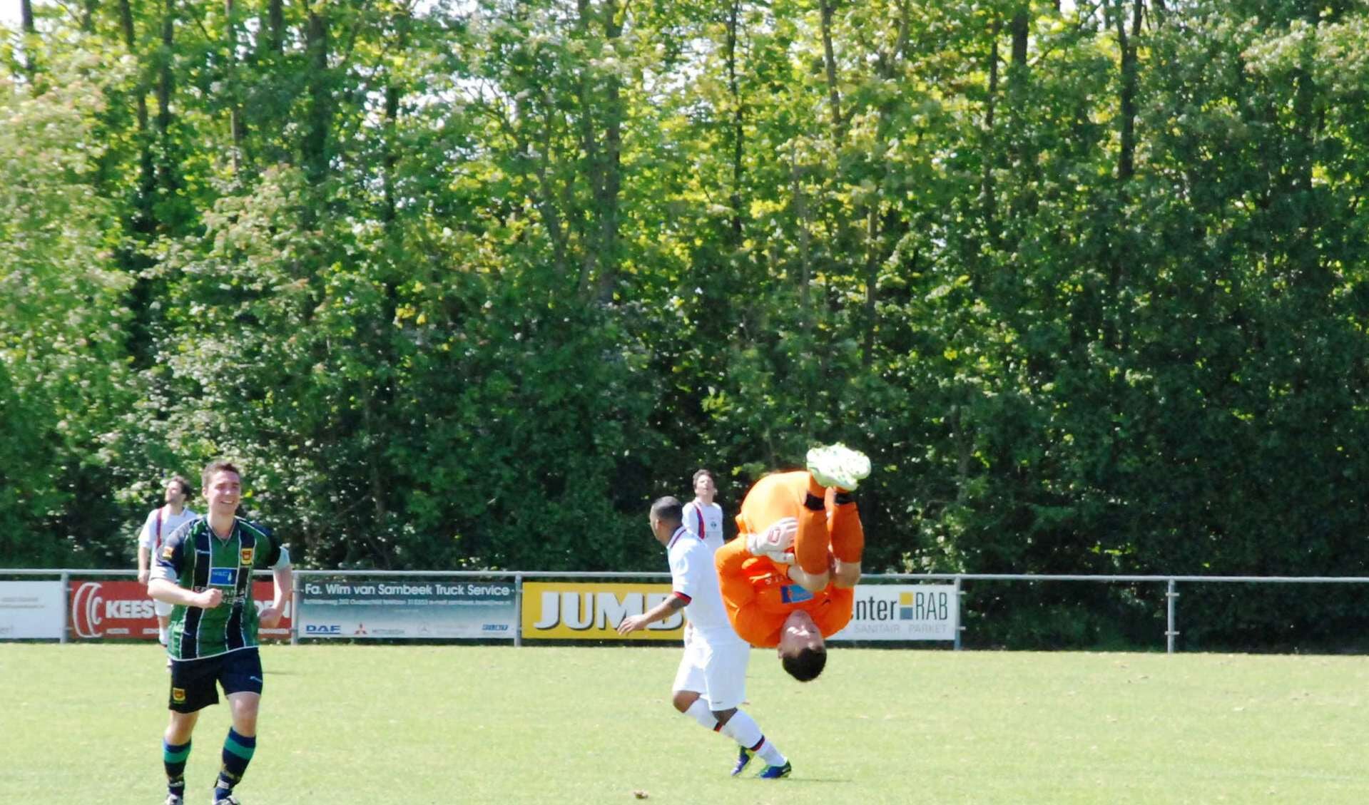 Keeper Alexander Smit van Texel'94 maakt een salto na het eerste doelpunt. (Foto Willem Sangers)