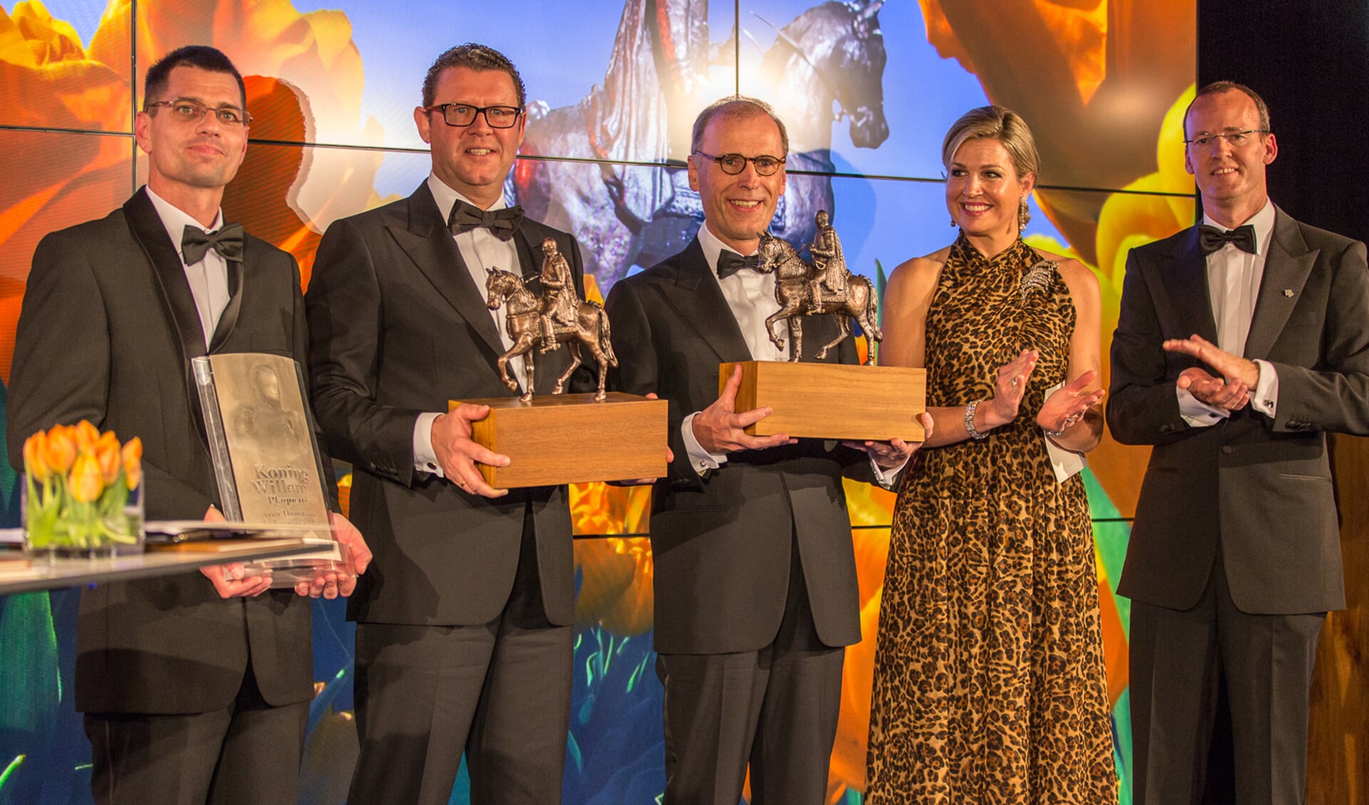 Vlnr Brendan de Graaf van TexelEnergie, Ard-Jan Kooren (Kotug), Cees 't Hart (Campina),  koningin Máxima en Klaas Knot. (Foto Maarten Huisman)