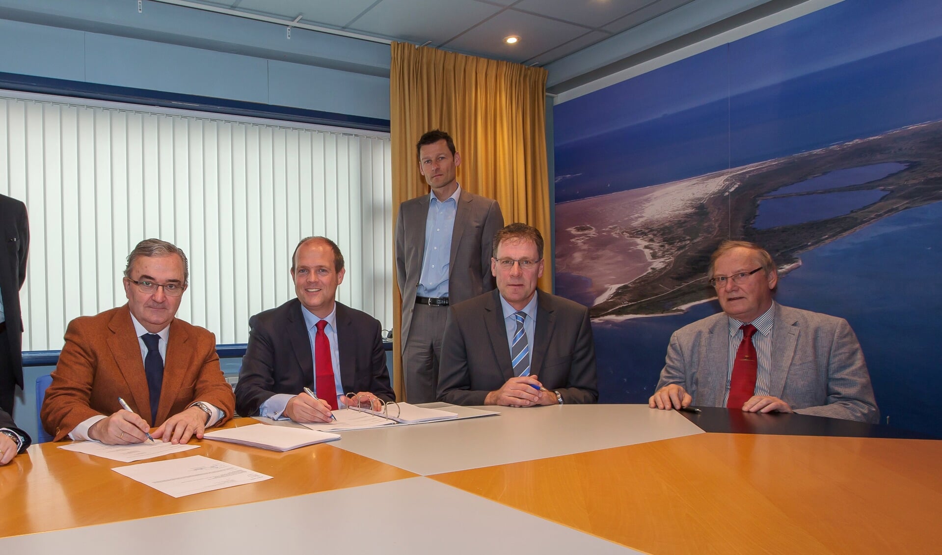 Ondertekening van het contract door bestuurders van LaNaval en  TESO.
(Foto Pieter de Vries)