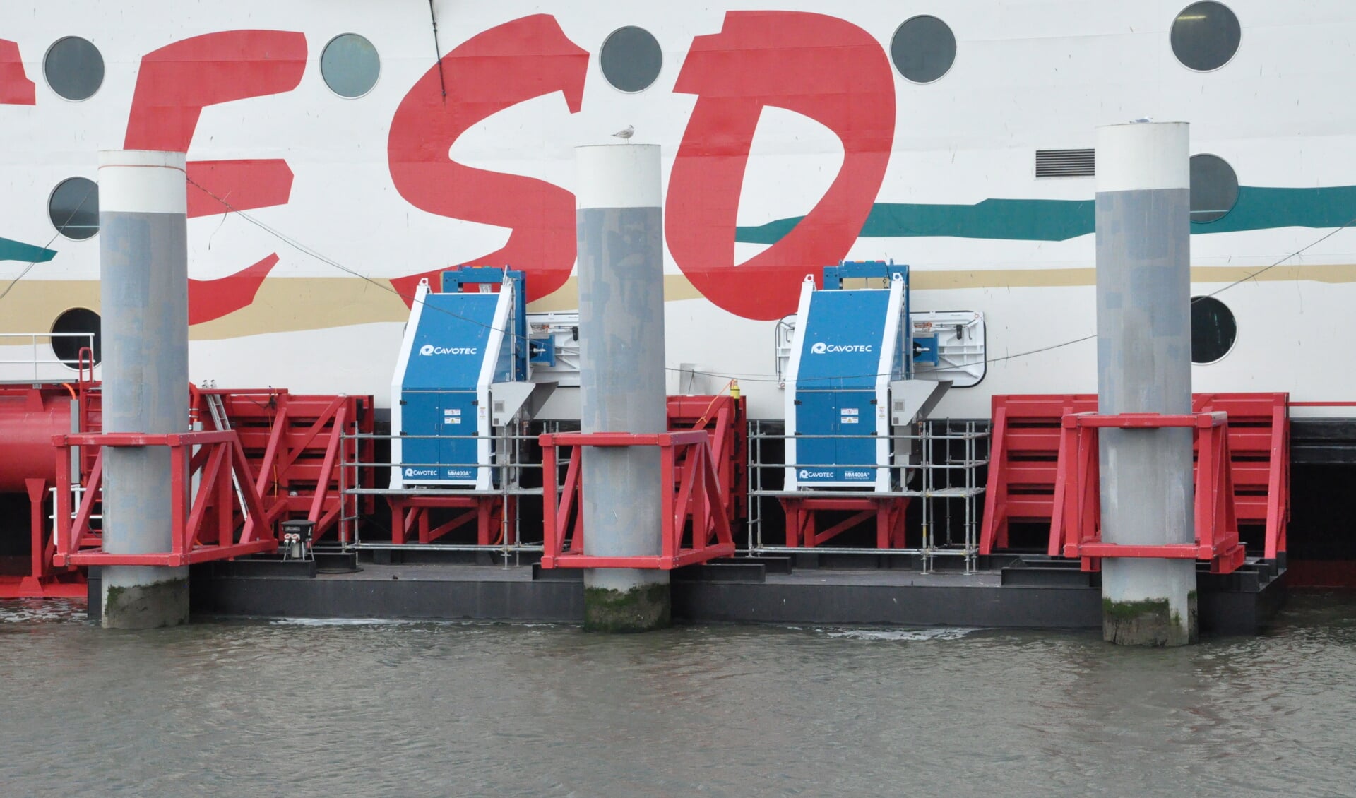 De MoorMasters op de kop van de nieuwe fuik in de Helderse veerhaven. (Foto Rijkswaterstaat)