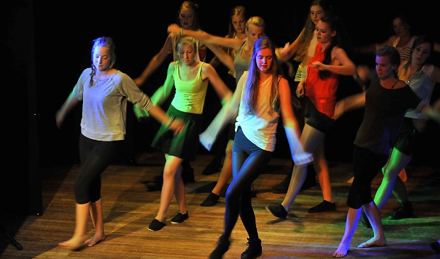 Texelse jongeren tijdens een dansvoorstelling van Artex.