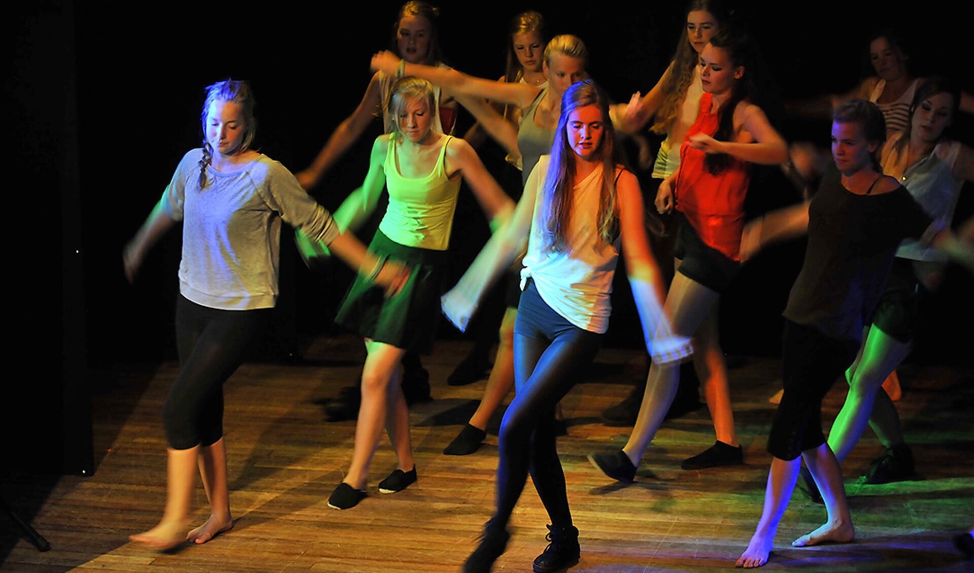 Texelse jongeren tijdens een dansvoorstelling van Artex.