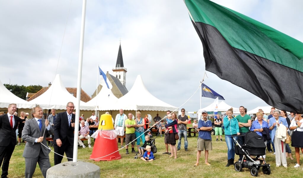Met het hijsen van de vlag opende Henk Bleker de Texelse Landbouwdag.