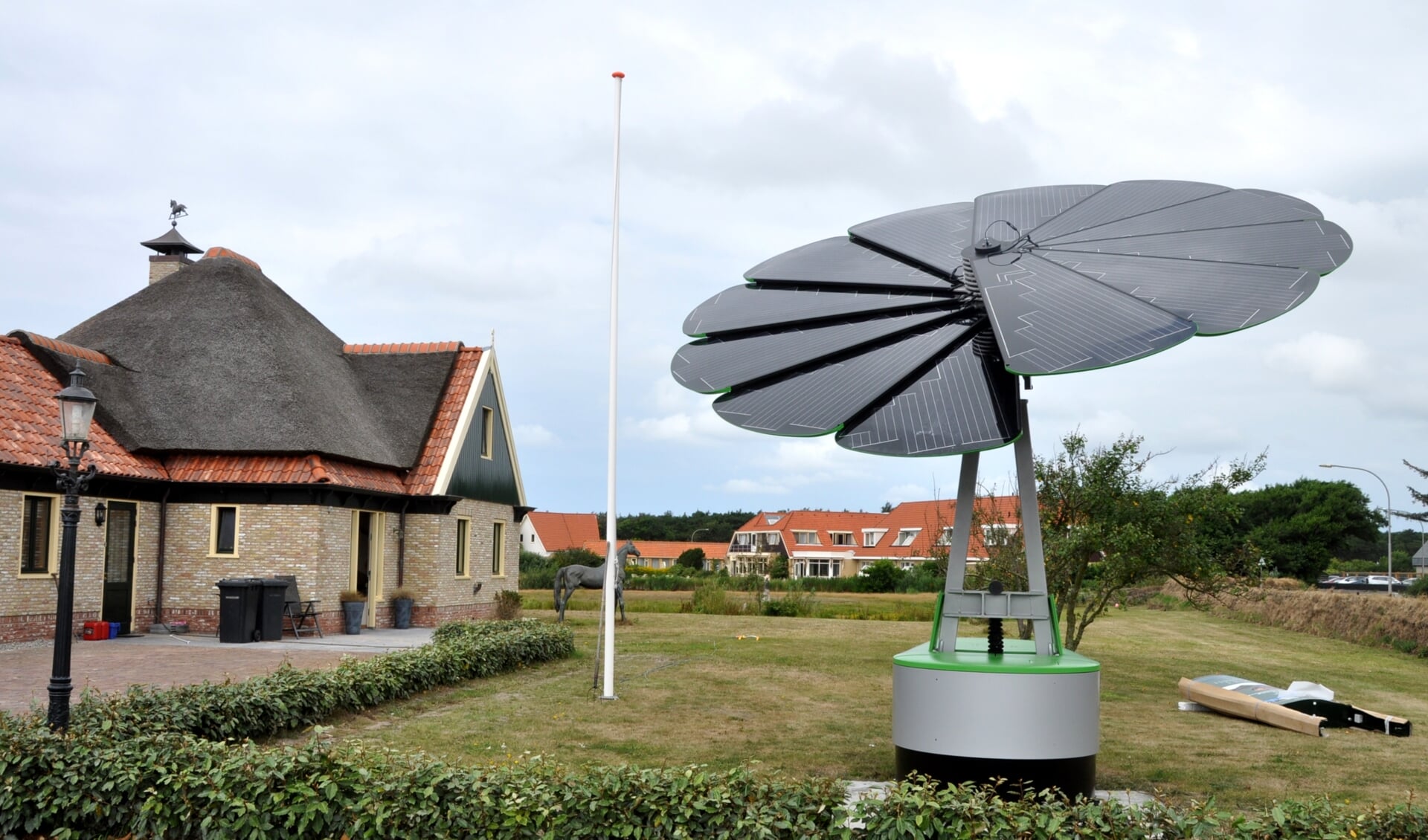 De SmartFlower, de draaiende zonnecollector, van Gerard Zoetelief.