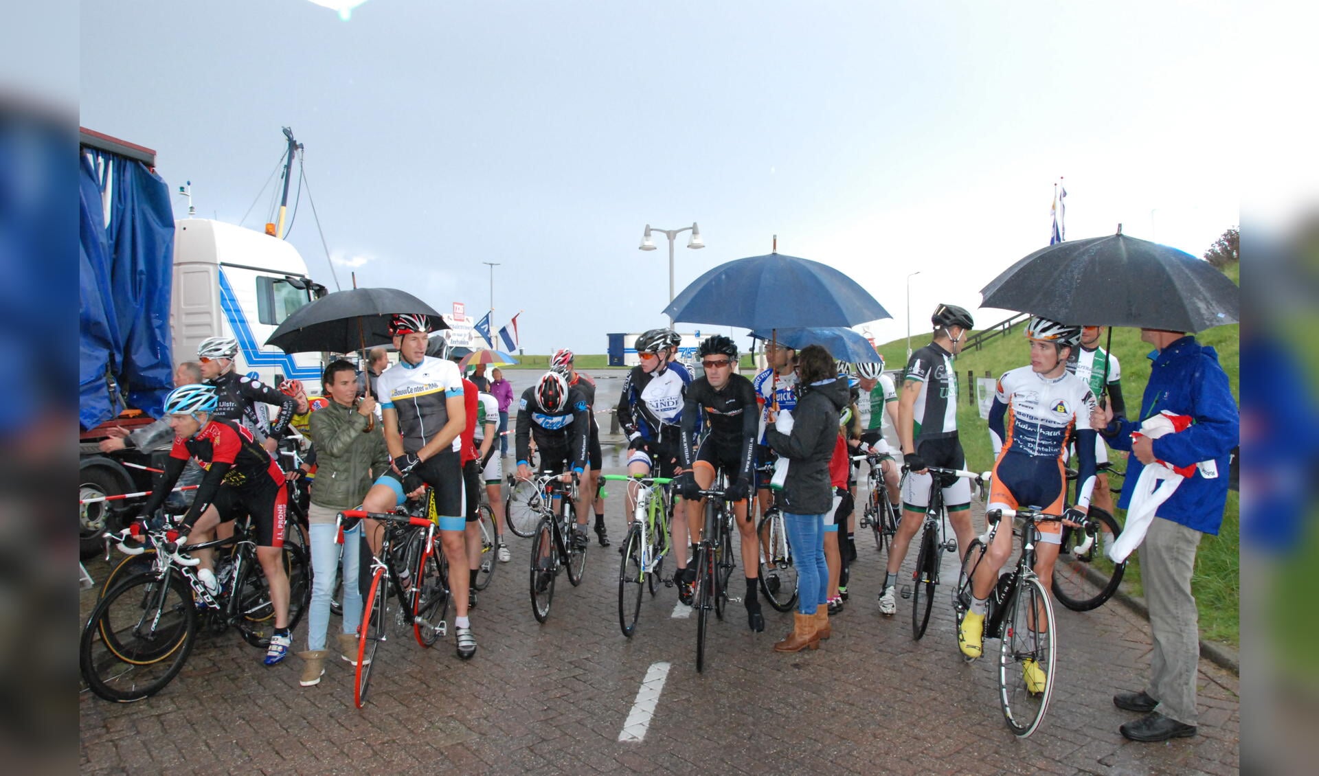 Wielrenners aan de start bij de Ronde van Oudeschild. (Foto Willem Sangers)