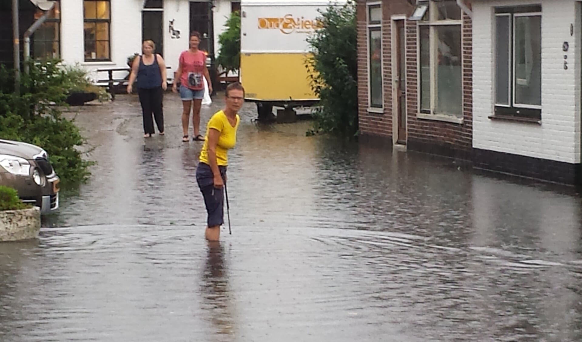 Wateroverlast in Oosterend als gevolg van de regen. (Foto Richard van der Vis)