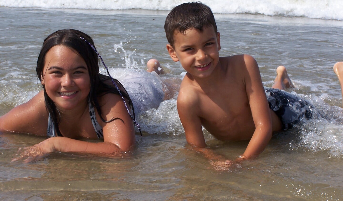 Monique Bos uit Nieuwstadt stuurde deze foto uit 2010 van haar kinderen Dewy en Indra in, omdat deze haar nog steeds zo dierbaar is. De foto is genomen op het strand bij De Koog.