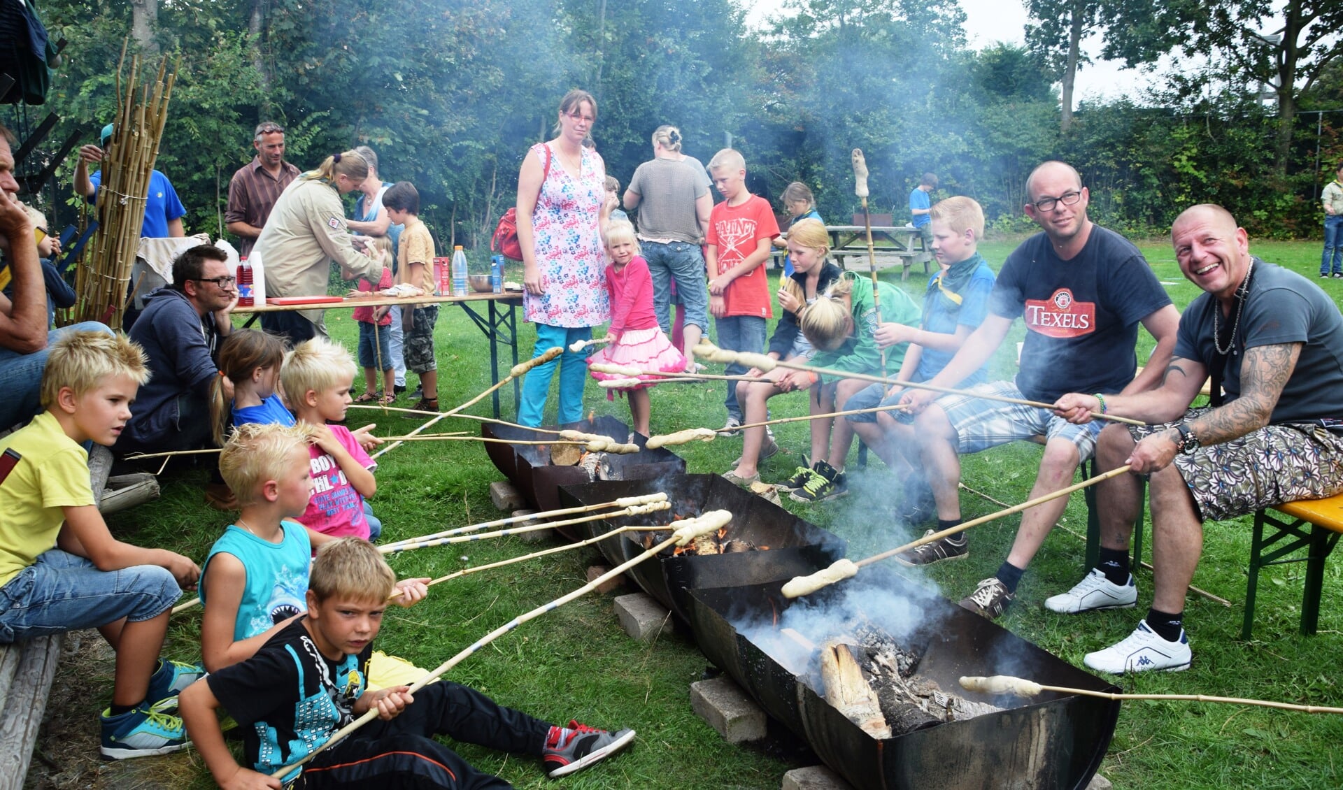 Stokbroodjesbakken bij de open dag van de scouting.