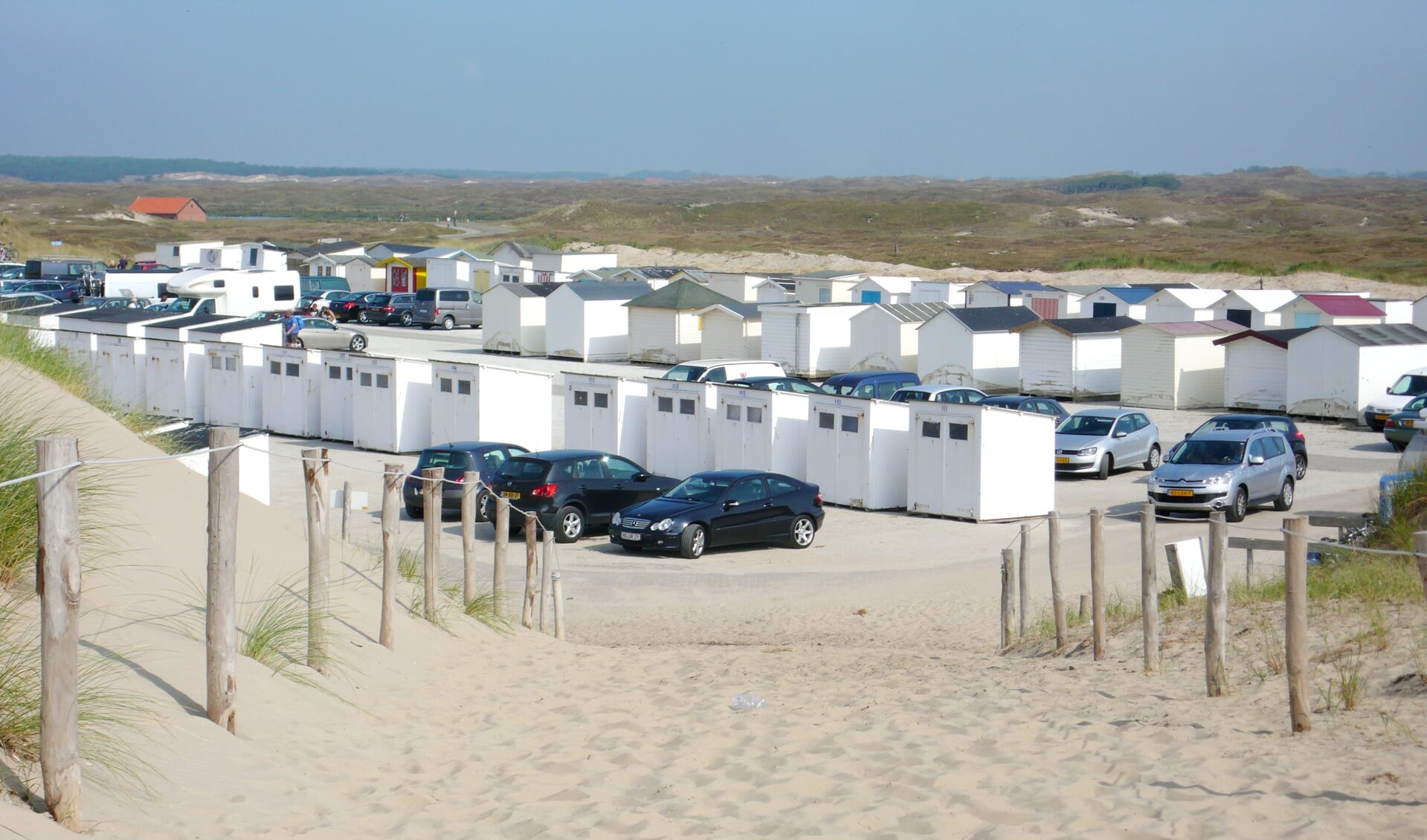 De opslag van strandhuisjes op een parkeerterrein een paar jaar geleden.