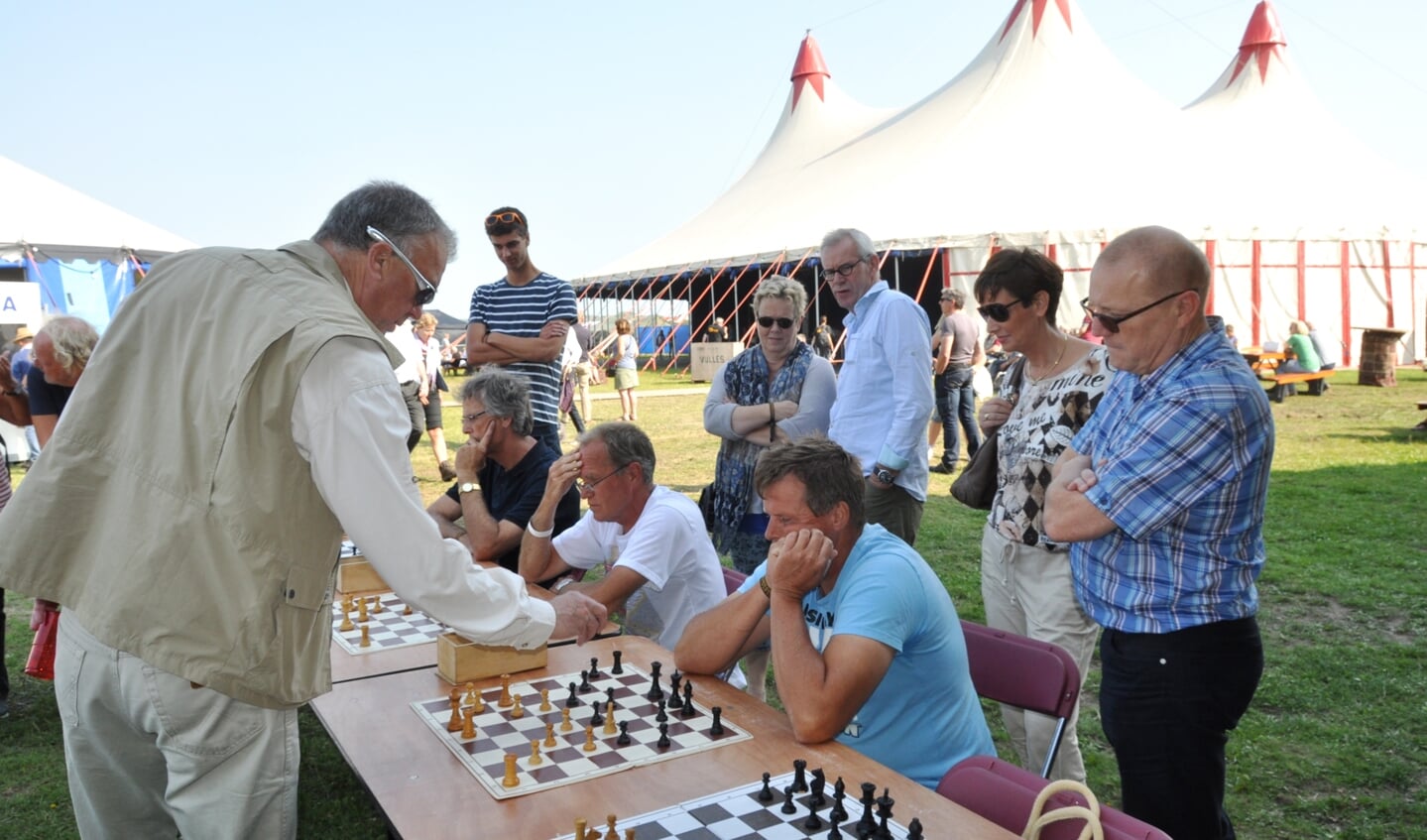 Schaker Hans Böhm speelde simultaan op Sarasani. 