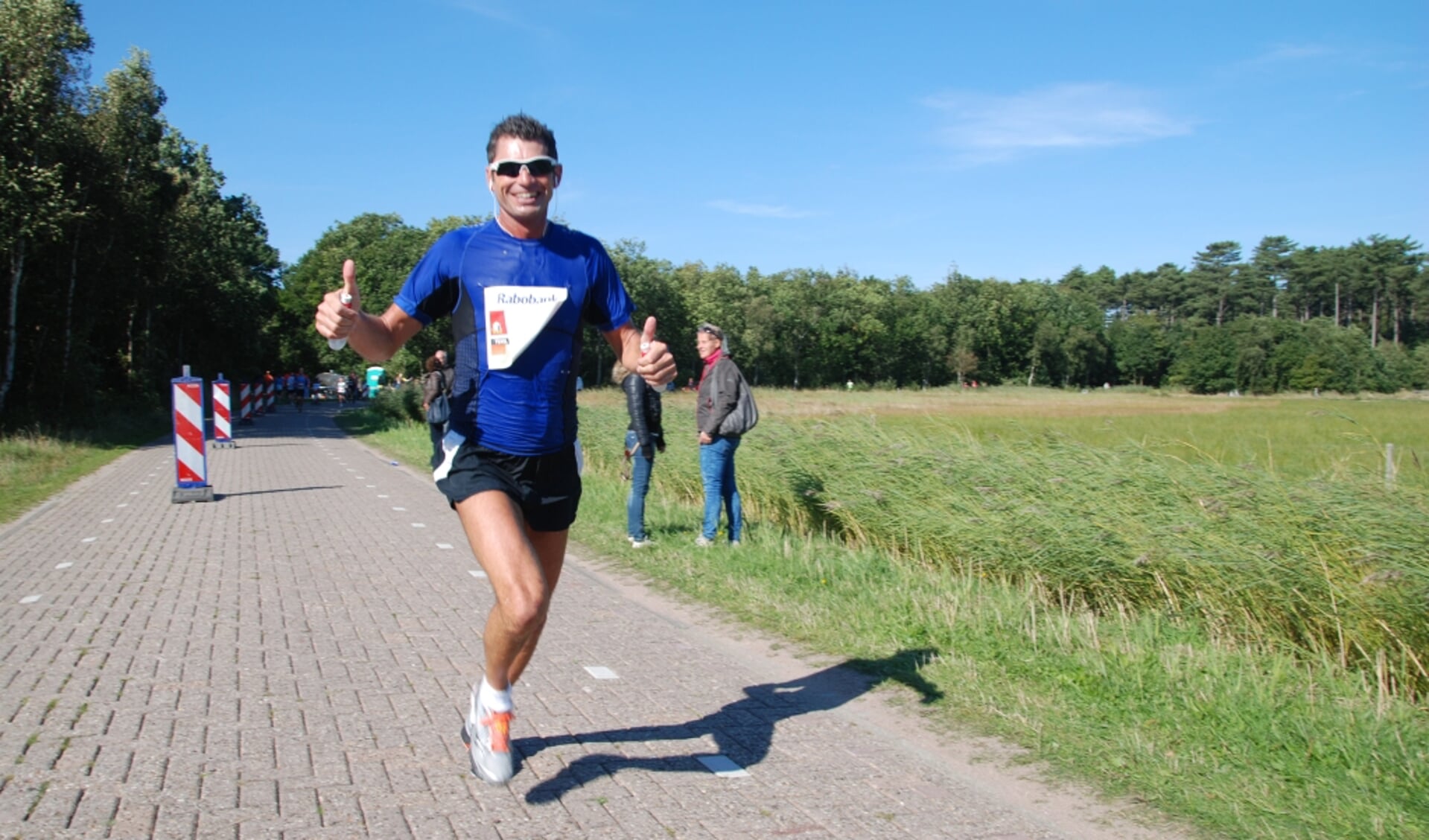Foto van hardloper Erik van der Velden tijdens de Texel Halve Marathon. (Foto Arco de Graaf)