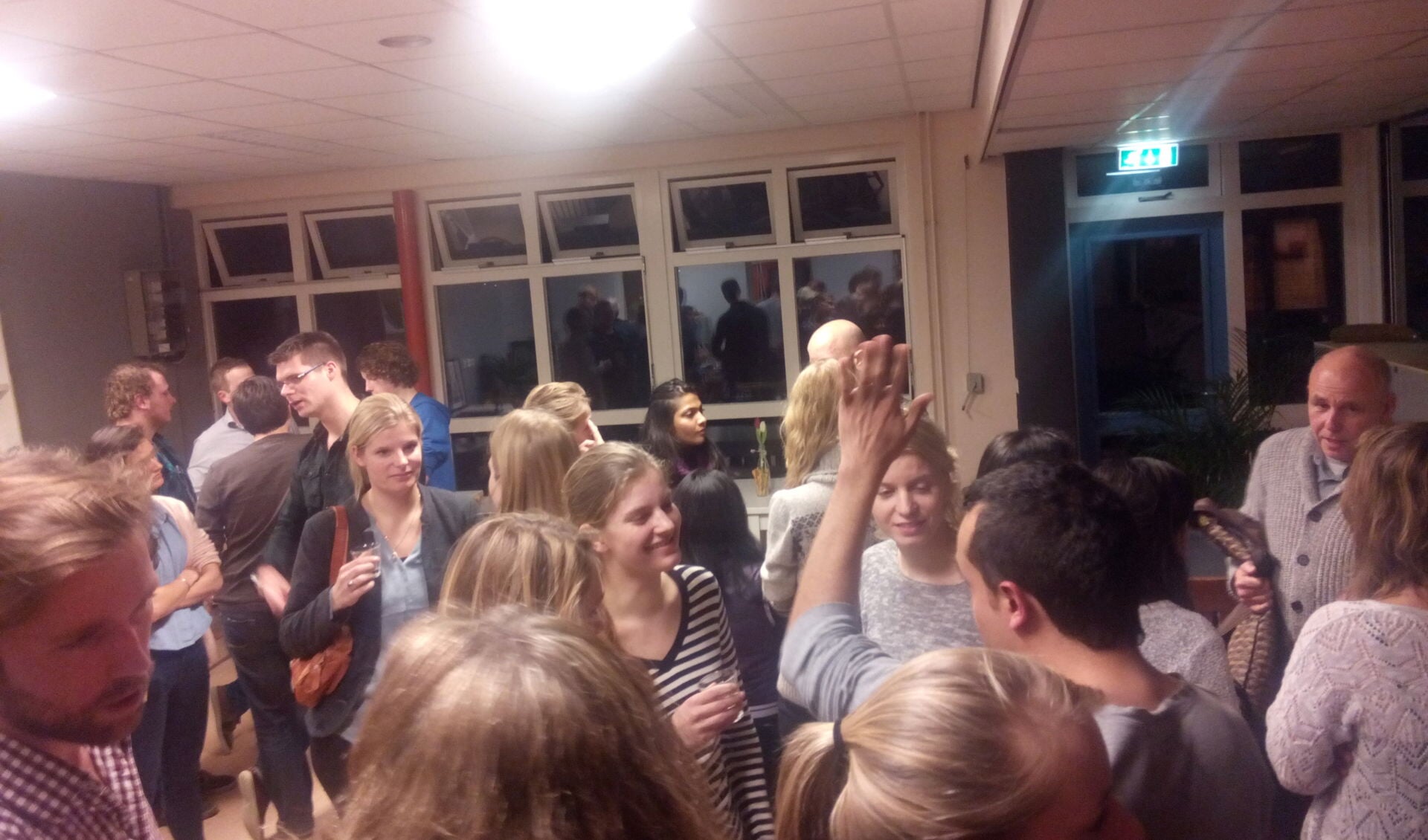 Studenten van de TU Delft in gesprek met Texelaars na afloop van het Sustainability Café in De Verzamelpost. 