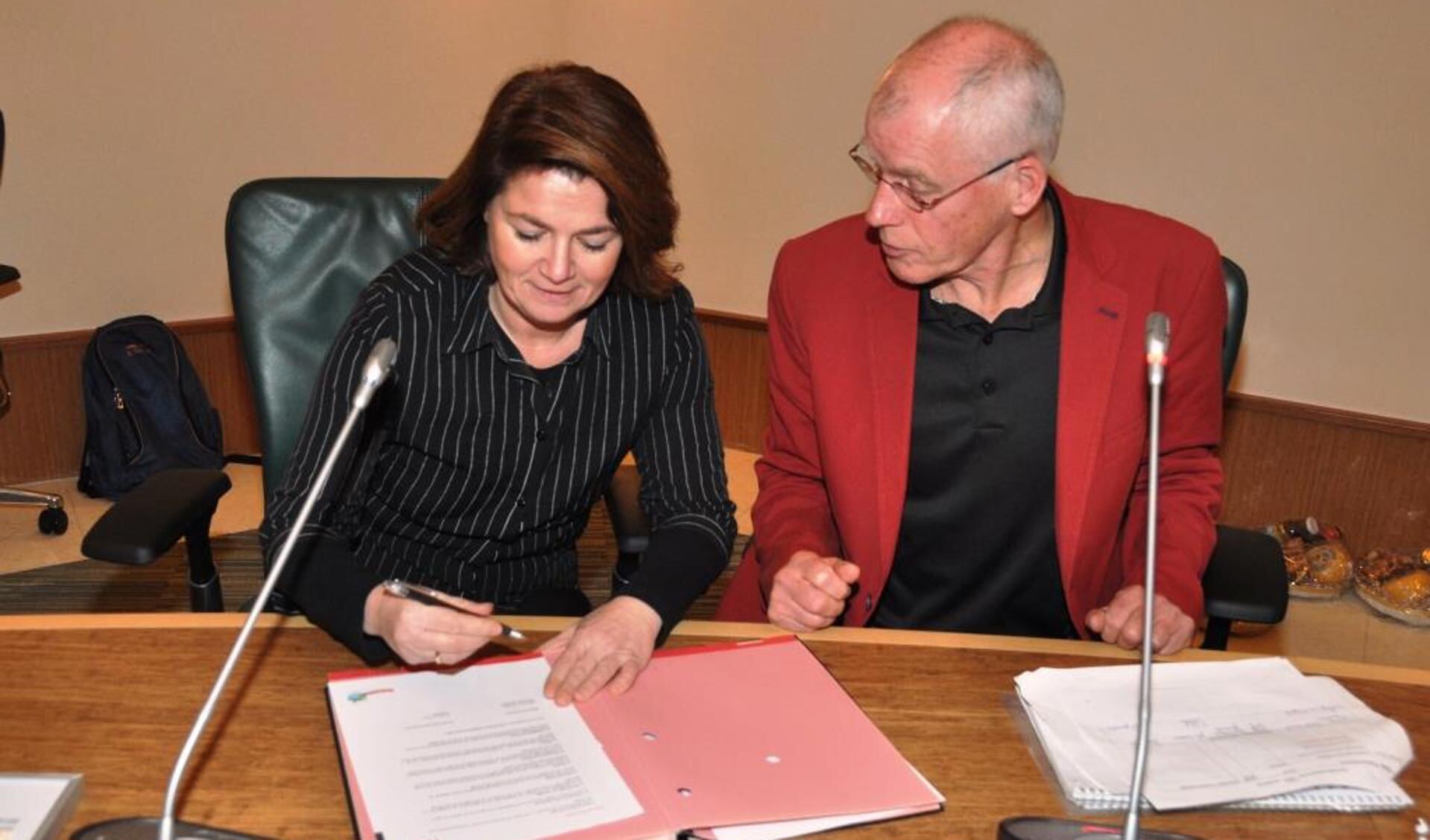 Wethouder Hennie Huisman en voorzitter Albert Hoven van de Sportraad tekenen het nieuwe convenant.