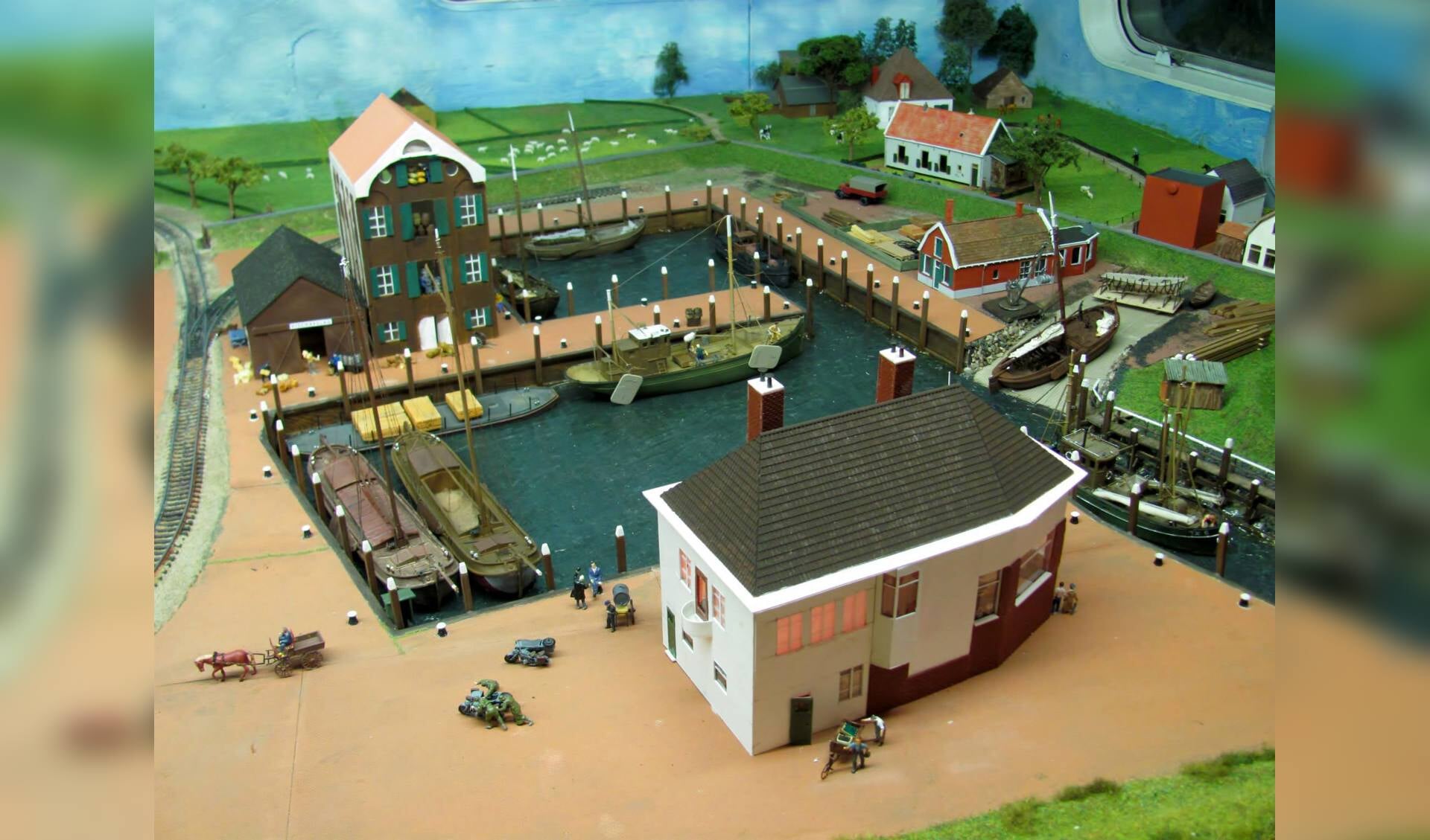 Maquette van de haven tijdens de oorlog, te zien in de caravan van de Texelse Modelspoorclub.