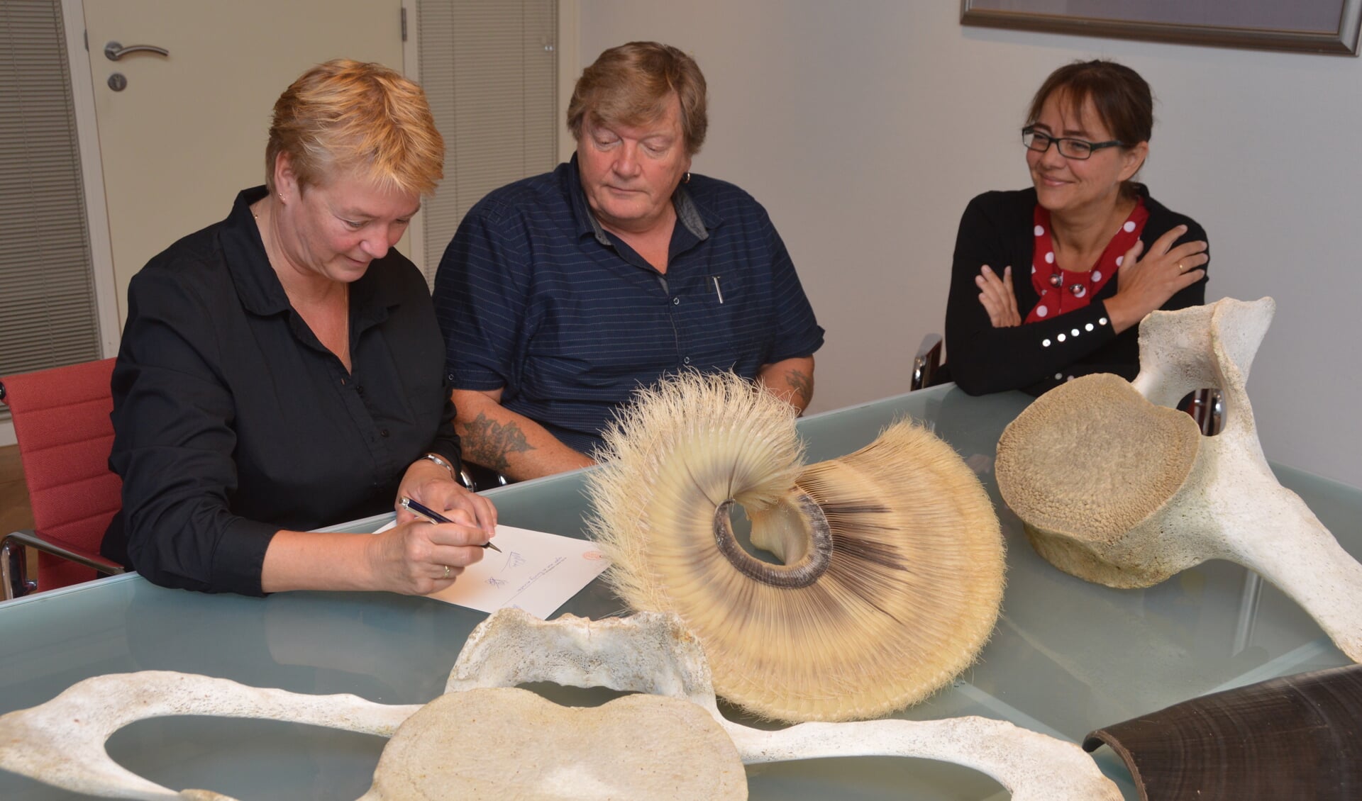 Adrie en  Ineke Vonk ondertekenen bij de notaris de schenkingsakte. Rechts Pauline Folkerts, directeur van de Stichting Texels Museum.  