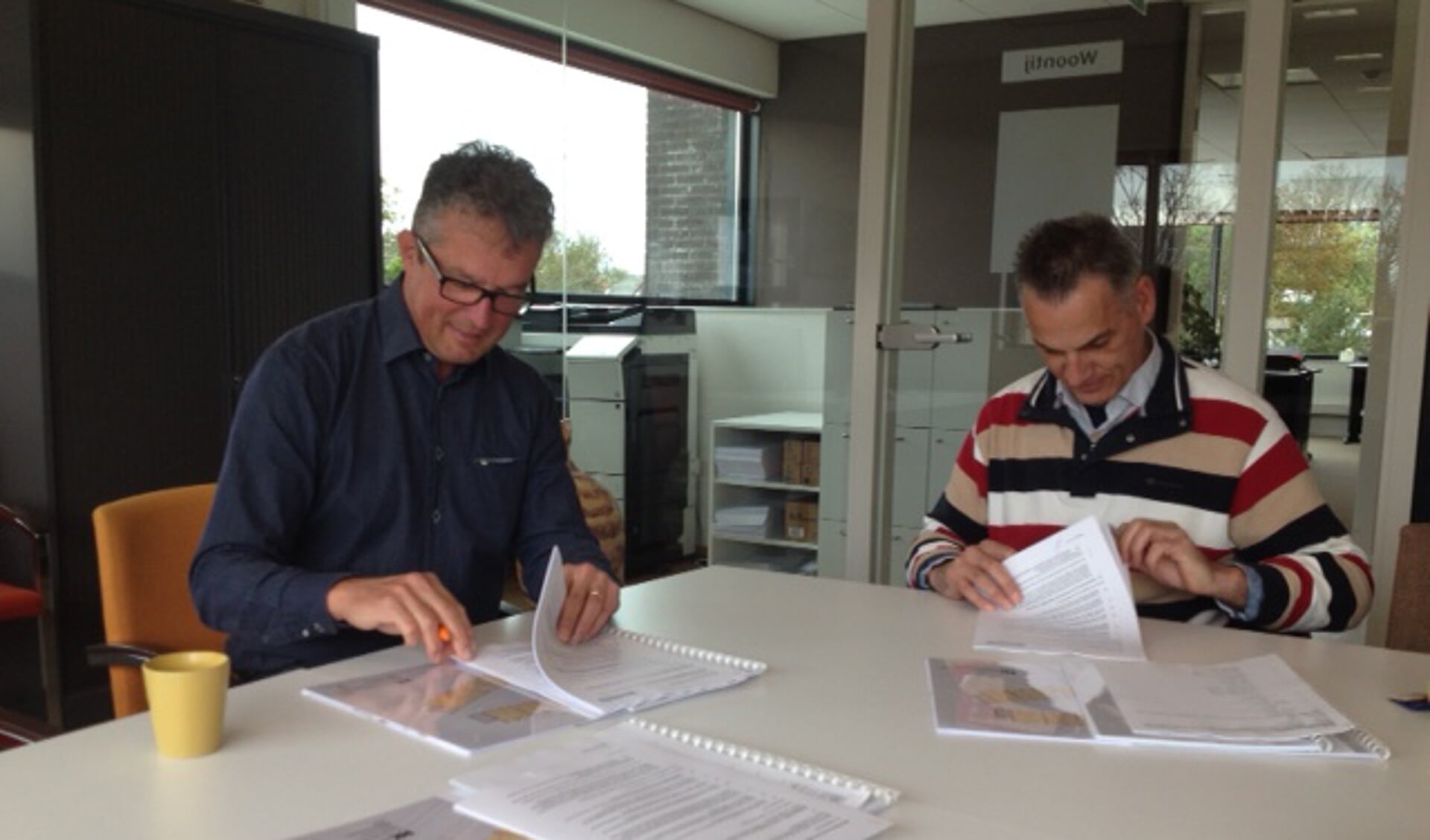 Jan van Andel van Woontij en Paul Buijsman van Duin Bouw bij de ondertekening. (Foto Woontij)