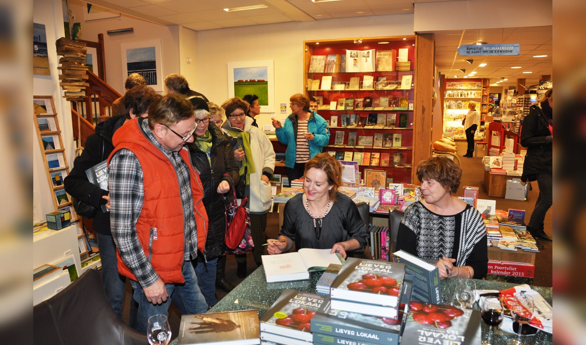 Annette van Ruitenburg en Ruth de Ruwe tijdens een signeersessie van Liever Lokaal.