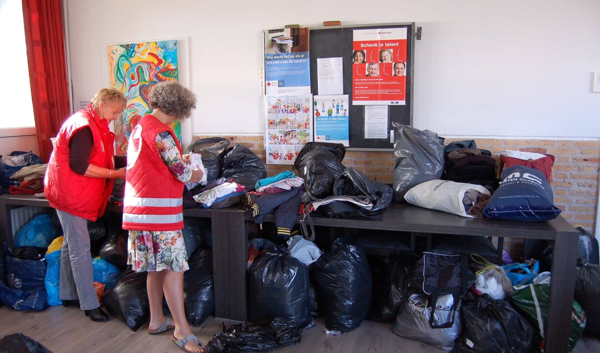 Sorteren van de kleding in het Rode Kruisgebouw.