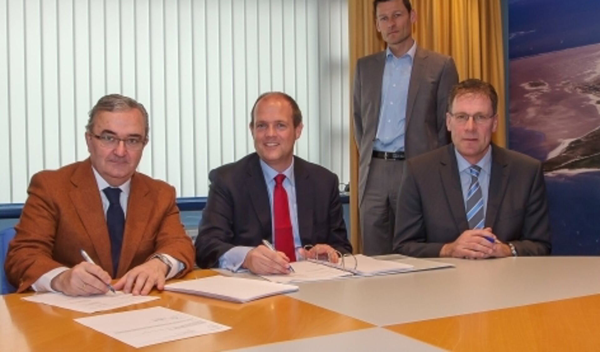 Franck van den Broeck (staand) bij de ondertekening van de contracten voor de bouw van de Texelstroom. (Foto Pieter de Vries)