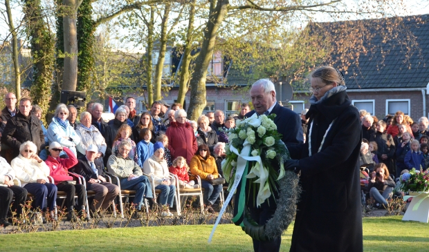 Verzetsman Huug Snoek in 2013, terwijl hij een krans legt met burgemeester Giskes.