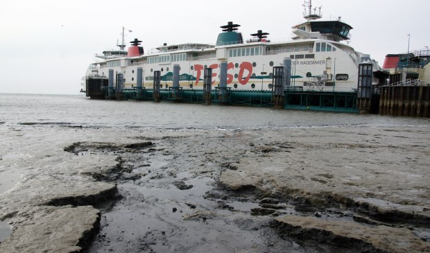 Extreem laag water houdt de Texelse boot geruime tijd uit de vaart. (Archieffoto Sytske Dijksen)