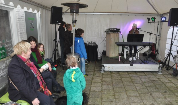 Oliebollenpop met een optreden van Jonna van de Wijngaard.